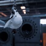 Casque blanc accroché dans le vide