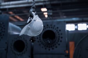 Casque blanc accroché dans le vide