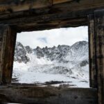 paysage enneigé par la fenêtre