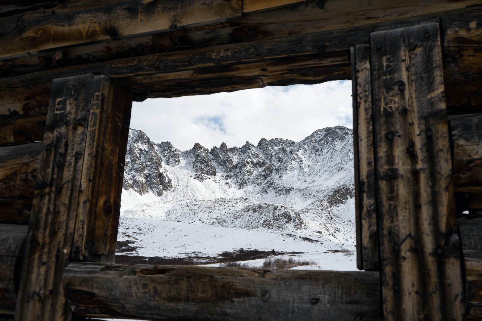 paysage enneigé par la fenêtre