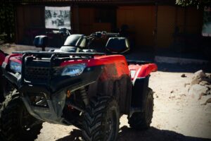 un véhicule à quatre roues rouge garé devant un bâtiment