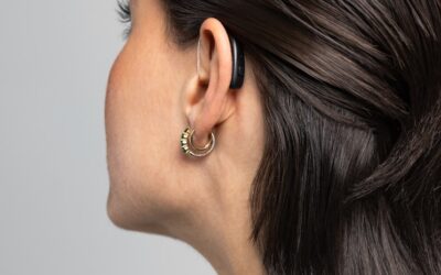 une femme portant une paire de boucles d'oreilles sur son oreille
