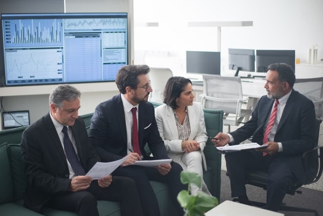 Équipe de conseil financier stratégique en réunion avec des dirigeants d'entreprises en croissance